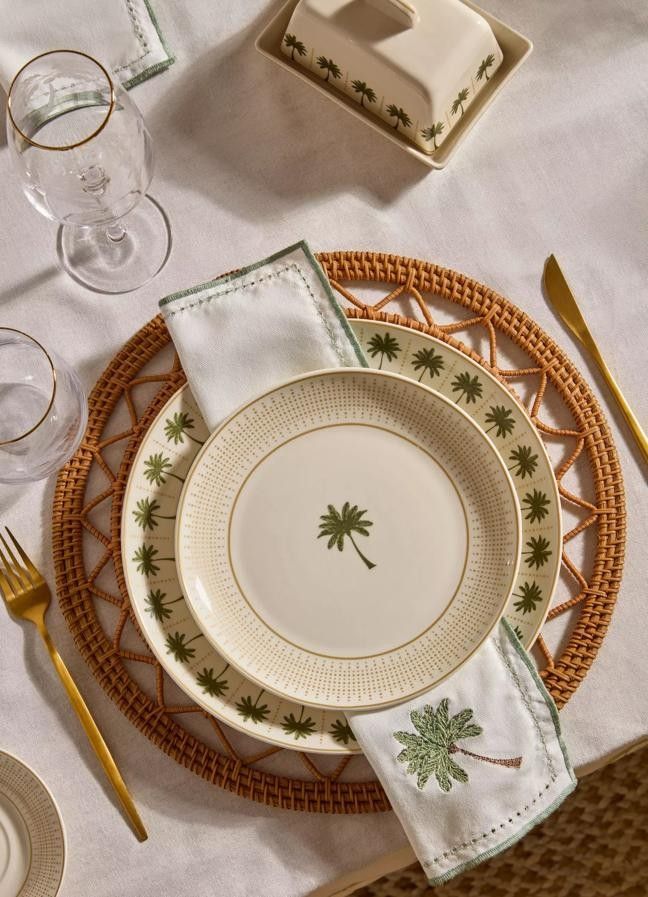 Tableware arranged for relaxed everyday dining
