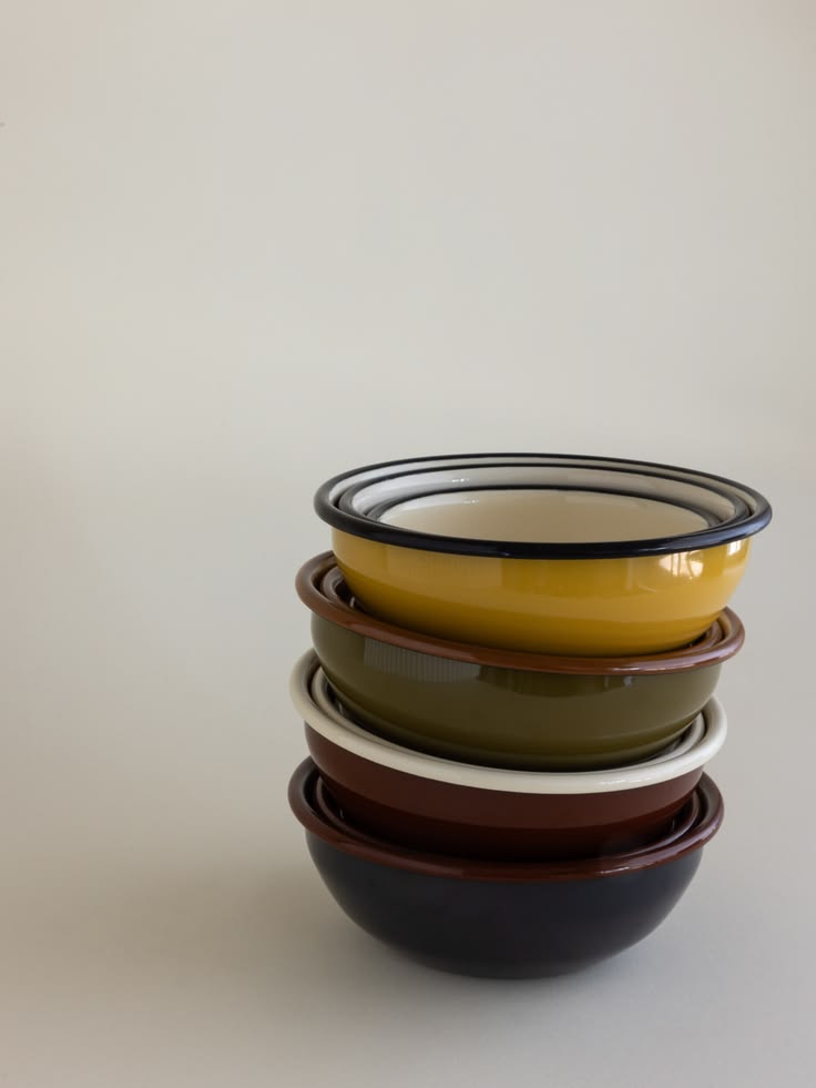 Tableware arranged for relaxed everyday dining
